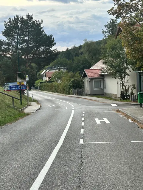 Eine Sperrlinie verhindert jetzt das Überholen im Kreuzungsbereich bei der Bushaltestelle im Irenental. | Foto: VP Tullnerbach