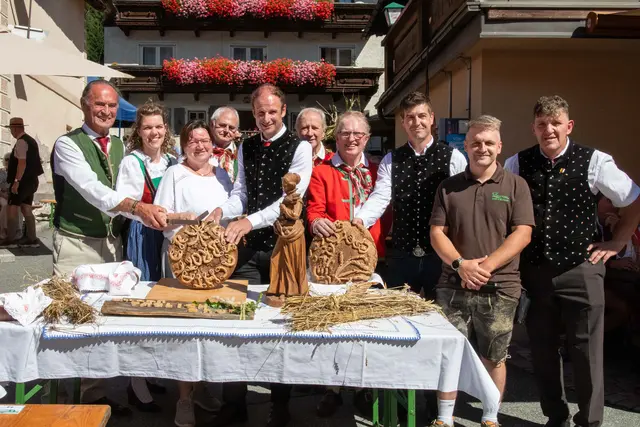 Beim traditionellen Brotanschnitt wurde das Fest offiziell eröffnet. | Foto: Hans Guggenberger