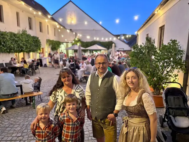 Beim Weingut von Leo Krottendorfer, den Vize Patricia Brumüller und Bürgermeister Christian Krottendorfer mit Matthias, Maximilian und Celina besuchten, war kaum noch ein Platz frei. | Foto: Markus Kahrer