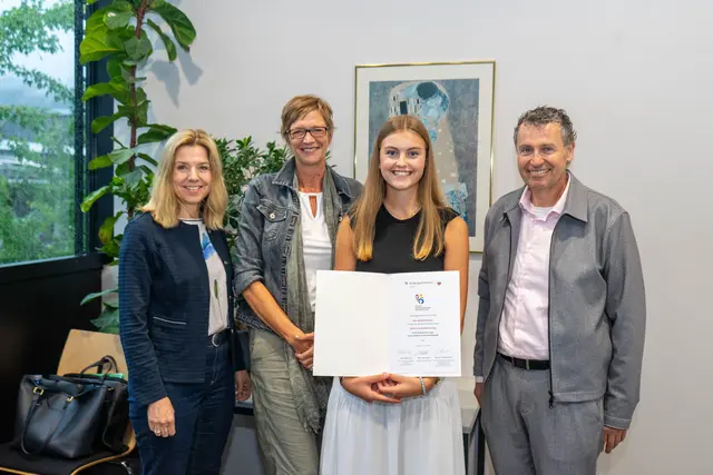 vlnr: Judith Graziadei, Sabine Lang (beide Bildungsdirektion Tirol), Jana Schweinberger (Logogestalterin), Friedrich Hellmayr (Direktor BHAK/BHAS/PFLEGE.FS Schwaz) | Foto: BHAK/BHAS/PFLEGE.FS Schwaz