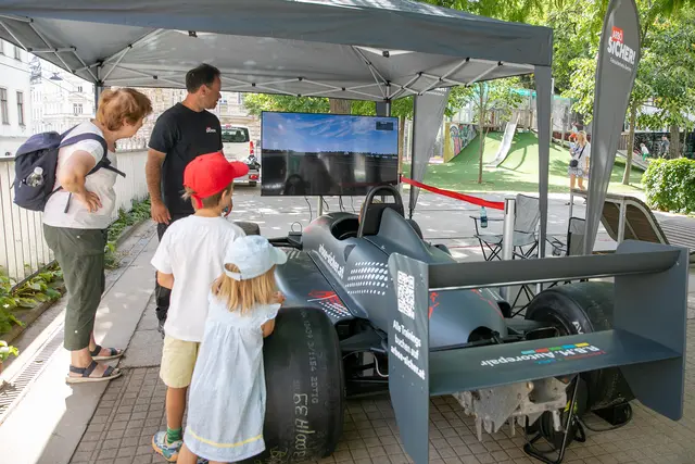  Rund 50 Kinder nahmen im Cockpit Platz und konnten mit einer Playstation virtuell über die Rennstrecke düsen. | Foto: BV 6