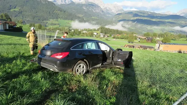 Das beschädigte Fahrzeug wurde von der Feuerwehr Pfarrwerfen geborgen. | Foto: FF Pfarrwerfen