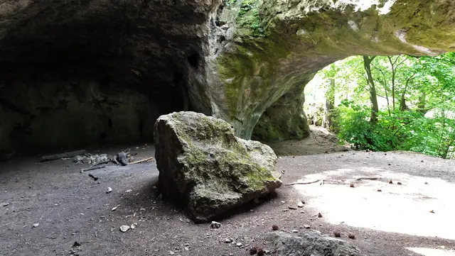Man betritt die denkmalgeschützte Höhle durch ein 16 m breites und 3 m hohes Eingangsportal. ... | Foto: © Silvia Plischek