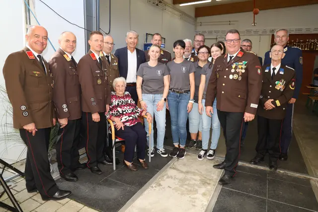 Die Feuerwehrführung von Hohenbrugg an der Raab mit der 99-jährigen Maria Kowald.