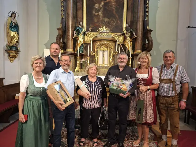 v.l.: Anna und Werner Koppelhuber, gfGR Thomas Grossinger, Anna Rötzer, Pfarrer Marek Duda, Bgm. Gerlinde Schwarz, Vizebgm. Josef Landstetter | Foto: Marktgemeinde Leiben