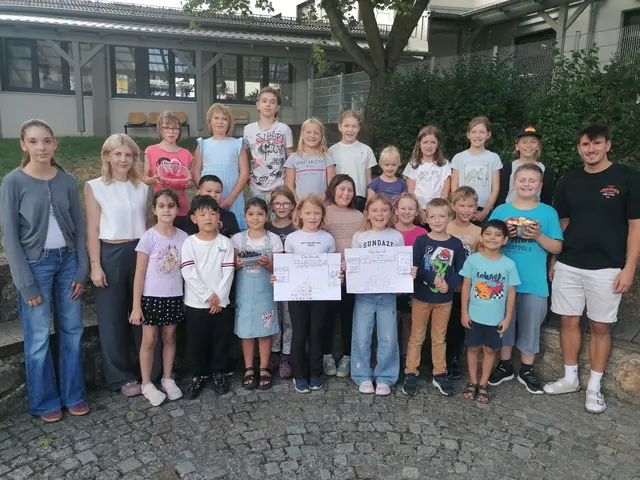 Als Buddy unterstützten Miriam Binder (im Bild links), Hannah Kienmeier (nicht auf dem Foto) und Bianca Koppenteiner (nicht auf dem Bild) die Studierenden Evelyne Tauber (auf dem Foto 2. von links) und Stefan Krapfenbauer (auf dem Foto rechts) beim Unterrichten.
Kinder, die die Sommerschule in der PVS Zwettl besuchten: Angelina, Sama, Zolushka, Avraam, Oliver, Helene, Yun Chen, Lia, Thomas, Flora, Mathias, Pia, Hansi, Lena, Alexander, Valentina, Samantha, Livia, Amalia, Jasmin (nicht auf dem Foto), Paula, Georg, Anna | Foto: Private Volksschule Zwettl