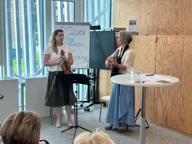 Christa Fuchsberger (l.) und Evelyn Brunauer sorgten mit ihrem Duo „Christalyn“ für musikalische Höhepunkte. Ihr Programm reichte von feinen Volksmusikklängen bis zum überraschenden Wienerlied. | Foto: Tauriska