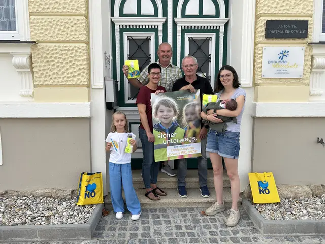 Am Foto vor der Volksschule Seedeld-Kadolz: v.l.n.r.: Taferlklasslerin Hanna, GGR Beatrix Gehring, GGR Fritz Weirosta, Franz König und JVP Vertretung Kerstin Kornherr mit Sohn Leo.  | Foto: ÖVP Hollabrunn