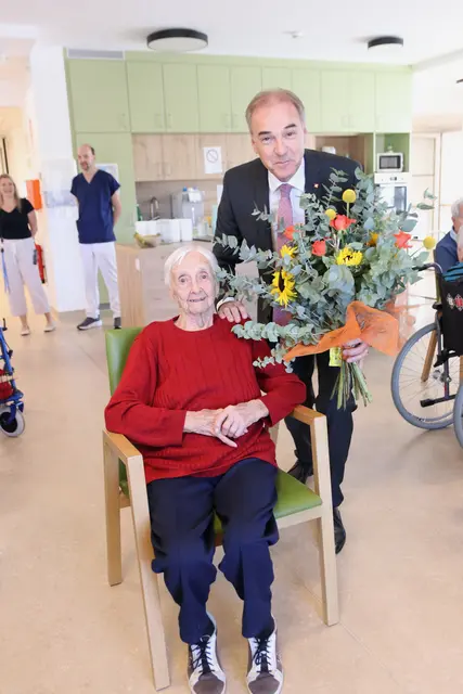Landesrat Leonhard Schneemann überraschte die Jubilarin mit einem Blumenstrauß. | Foto: Landesmedienservice