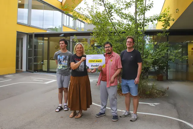 Maria Schadler (Standortleitung), Standort-Koordinator Thomas Donnerer und Kunden der Chance B freuten sich über den Scheck.  | Foto: Chance B