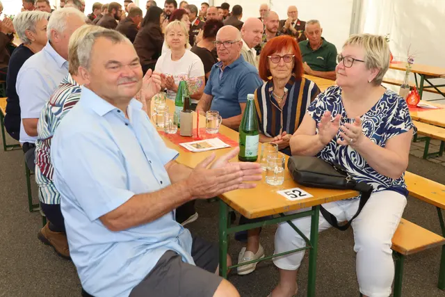 Die Bevölkerung feierte mit ihrer Feuerwehr.