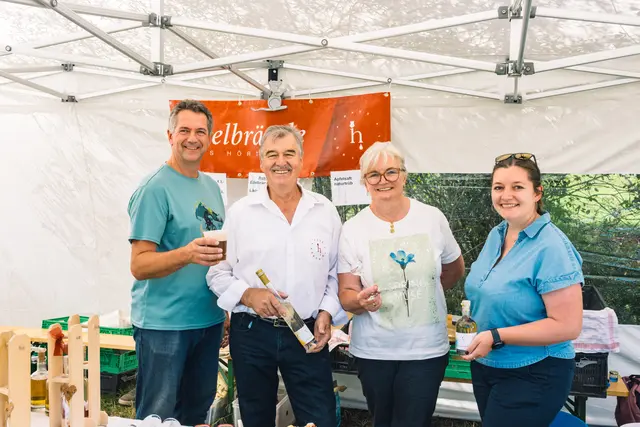 Gelebte Regionalität: Bei der Culinaria in Trins standen heimische Produkte im Vordergrund. Genauso wird es auch beim Fest zum zehnjährigen Bestehen der Wipptaler Genussspechte kommenden Samstag in Matrei sein. Franz, Maria und Victoria Hörtnagl aus Navis bieten ihre prämierten Edelbrände auch dort wieder an. | Foto: Pernsteiner