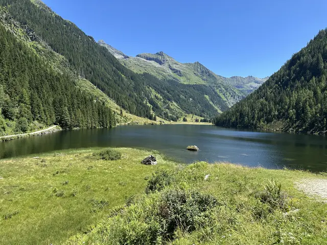 So stellt man sich das Ennstal und das Salzkammergut vor: Berge, Seen und eine oft unberührte Landschaft. Letztere spielt für Autorin Alice Kolb sogar die wichtigste Rolle in ihrem Buch. | Foto: MeinBezirk/Christoph Schneeberger