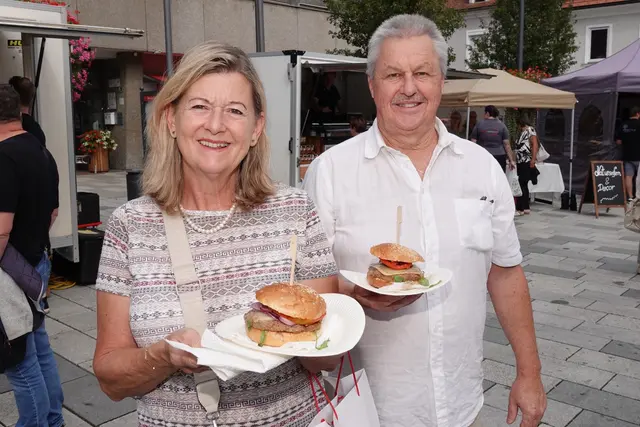 Köstliche und mal etwas andere Burger standen bei einigen Besucherinnen und Besuchern auf der Speisekarte. | Foto: MeinBezirk/Michael Blinzer