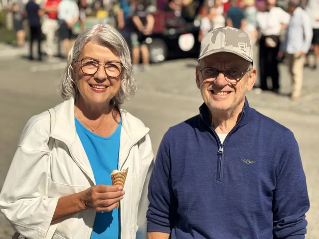  Schärdings „Coiffeur-Legenden“ treffen auf Oldtimer: Traudi und Dieter Marfiewicz bewunderten die aufpolierten Blechkarossen. | Foto: Franz Gruber