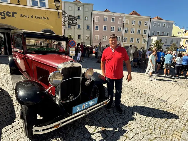 Auch Schardenbergs Keimlingsbäcker Karl (i) Mayer zeigte sich begeistert von der Inn-Salzach-Classic. Er war nur als Zuschauer gekommen. Zu Hause in seiner Garage hat er aber auch einen Oldtimer, nämlich einen Ford T, Baujahr 1924. | Foto: Franz Gruber
