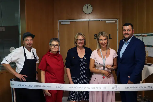 v.l.n.r.: Dalibor Zubor (Betriebsleiter/Küchenchef), Mag. Helga Cvitkovich-Steiner (Geschäftsfeldleiterin Care Catering), Stadträtin Ing. Angelika Frauenberger, Claudia Doppler (Leiterin Seniorenzentrum) und Rene Gamauf (Regionalleiter Care Restaurants) beim Bandschneiden anlässlich der Übernahme der Küche im Seniorenzentrum Schwechat durch Gourmet Care Catering. 
 | Foto: Stadtgemeinde Schwechat