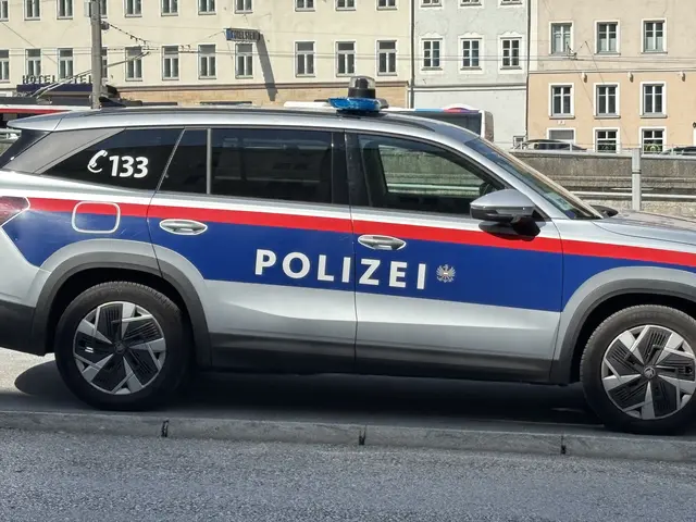 Trotz sofortiger Einleitung der Rettungskette, Bergung der Person sowie notärztlicher Erstmaßnahmen verstarb der 27-jährige Einheimische laut Polizei noch an der Unfallstelle in Anthering. | Foto: Symbolbild, Emanuel Hasenauer