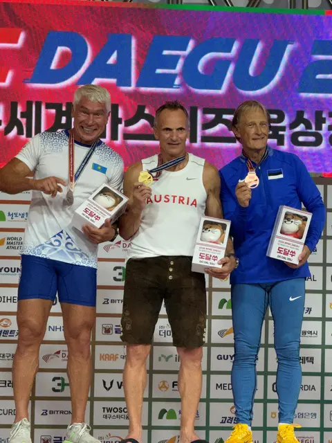 Der gebürtige Gmundner Andreas Berger (Mitte) ist Sprint-Weltmeister (200 m, Masters-WM Daegu, Klasse M65) | Foto: Berger