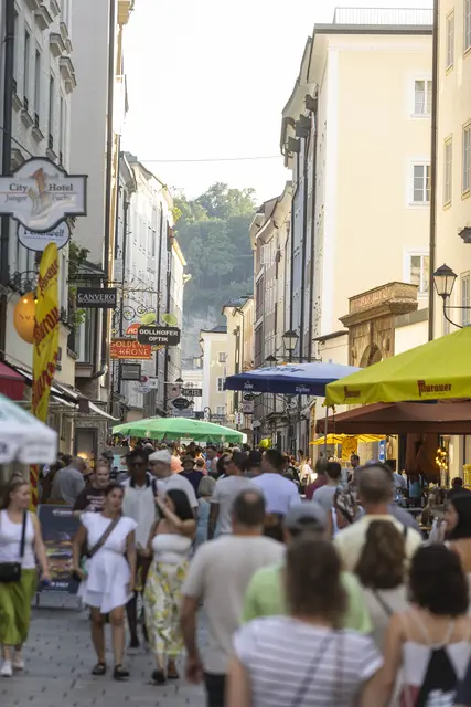 Eine Stadt, viele Straßen und Gassen. Salzburg will 2027 wieder kleinere Feste auf die Beine stellen. | Foto: Herbert Rohrer / wildbild