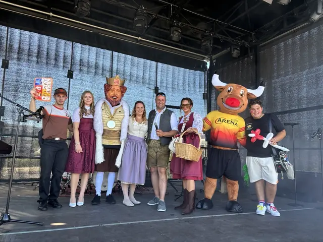 Die Promotiongirls der Arena waren in Trachten der Zillertaler Trachtenwelt unterwegs. Mit dabei war auch Maskottchen "Areno". | Foto: Pfister