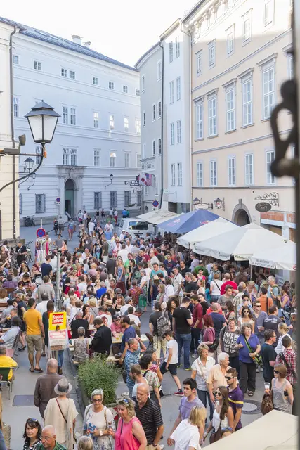 Mit multikulturellen Rhythmen zwischen Mozart- und Kajetanerplatz lädt das Kaiviertel in Zukunft wieder zum Fest. | Foto: Altstadtmarketing/Kolarik