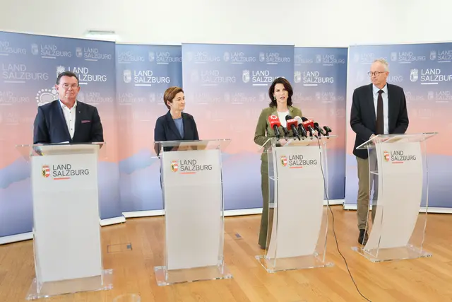Im Bild Karl Schwaiger (Pflegebeauftragter Land Salzburg), Landeshauptfraustellvertreterin Marlene Svazek, Landeshauptfrau Karoline Edstadler und Gemeindeverbandspräsident, Bürgermeister Manfred Sampl. | Foto: Land Salzburg / Franz Neumayr