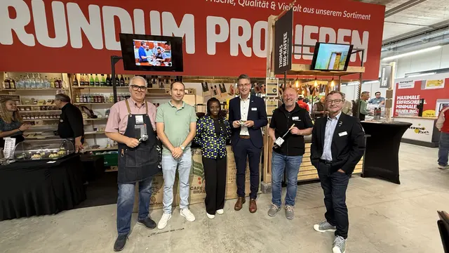 Peter Krug (Geschäftsführer Eurogast Österreich) und Adrian Ludwig vom Schlosshotel Ischgl (Direktor F&amp;B) testeten zusammen mit Dipl.-Weinsommelier Wolfgang Kopp und Vertriebsleiter Stefan Krug (Grissemann) die feine Kaffeenote aus der Röstung von Barista Thomas Hofer (Grissemann) und Immaculee Steinlechner (Kooperative Women Project Ruanda). | Foto: Grissemann Gesellschaft m.b.H. 