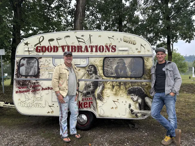 Franz Bauer und Michael Starzengruber vor dem Woodstock-Wohnwagen: Das Airbrush-Design macht den Oldtimer zum rollenden Kunstwerk.