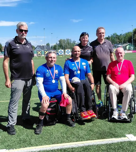 Bei der Siegerehrung: Wolfgang Halvax (Präsident ÖBSV), Martin Wegerer (2. Platz) Sieger Michael Meier, Marget Pleschberger (Vizepräsidentin ÖBSV), Christian Bachmaier (Sektionsleiter Bogensport SV Wallern) und Sandor Torbis (3. Platz) | Foto: privat