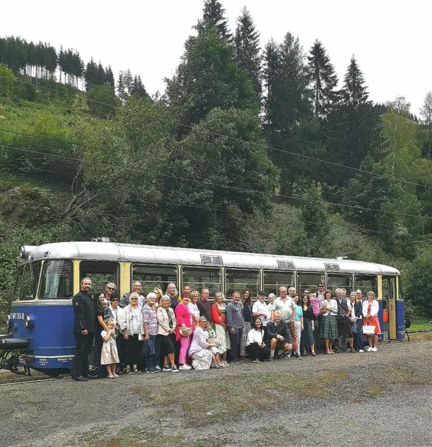 Dem Verein Erzbergbahn ist es bestens gelungen, den drei Geburtstagskindern und den Gästen eine gelungene und interessante Sonderfahrt zu bieten.  | Foto: Peter Bacher