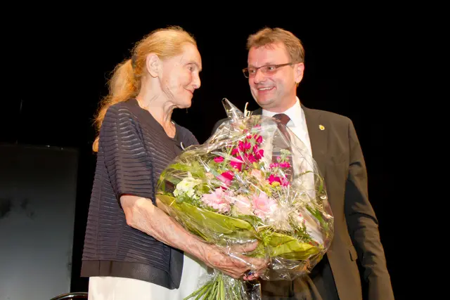 Erni Mangold, Trägerin des Bad Ischler Nestroyrings, wollte den damaligen Bürgermeister Hannes Heide bei der Verleihungszeremonie "nicht heiraten". | Foto: Christoph Lenzenweger