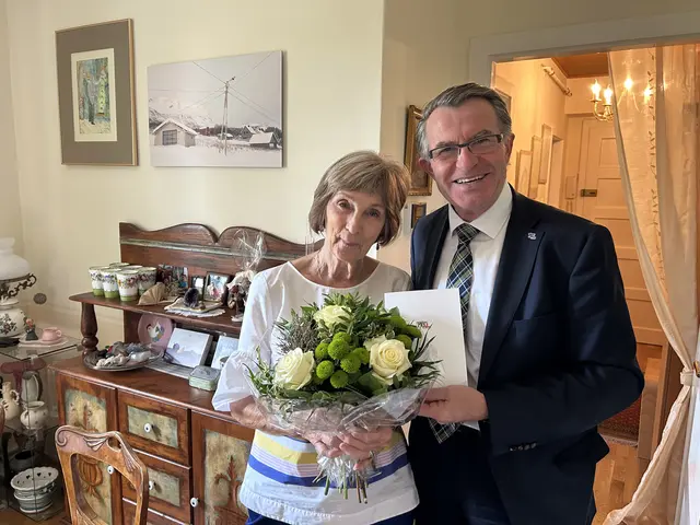 Monika Narosy feierte ihren 80. Geburtstag und durfte sich über einen Strauß Blumen freuen. | Foto: Stadt Wiener Neustadt/Weller