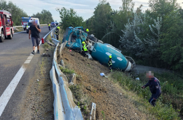 Ein Betonmischwagen stürzte bei Traismauer über eine Böschung und blieb schwer beschädigt liegen. Während der schwer verletzte Lenker sich selbst aus dem Wrack befreien konnte, stellte die anschließende Bergung die Einsatzkräfte vor eine besondere Herausforderung. | Foto: DOKU-NÖ