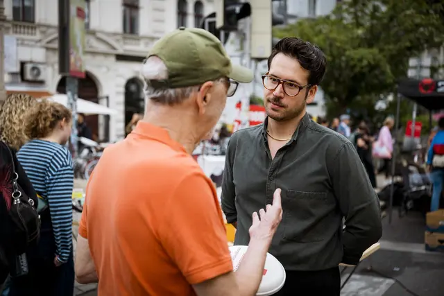 "An diesem Samstag hat der Margaretenplatz der Nachbarschaft gehört", freut sich Bezirksvorsteher Michael Luxenberger (r., Grüne). | Foto: Stadt Wien / Karo Pernegger