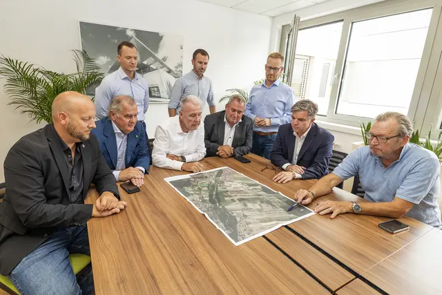 ÖVP-Geschäftsführender Gemeinderat David Diabl (Marktgemeinde Lanzenkirchen), ÖVP-Stadtrat Franz Dinhobl, ÖVP-Gemeinderat Nikolaus Dopler, ÖVPBürgermeister Klaus Schneeberger, Bauamtsleiter Matthias Birnbaumer (Marktgemeinde Lanzenkirchen), Lanzenkirchens ÖVP-Bürgermeister Bernhard Karnthaler, Amtsleiter Bernhard Jeitler-Haindl (Marktgemeinde Lanzenkirchen), WNSKS-Geschäftsführer Peter Eckhart und Wasserwerk-Leiter Manfred Becker. | Foto: Stadt Wiener Neustadt/Weller