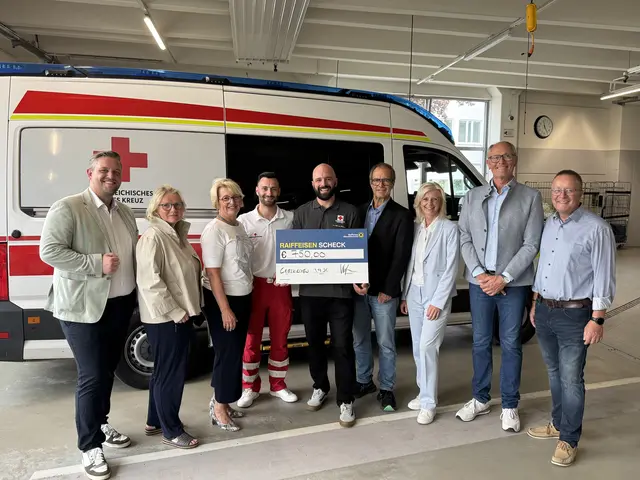 Das Team der ÖVP Grieskirchen überreichte einen Scheck im Wert von 750 Euro an Rot Kreuz-Ortstellenleiter Tobias Sammereyer.  | Foto: ÖVP Grieskirchen