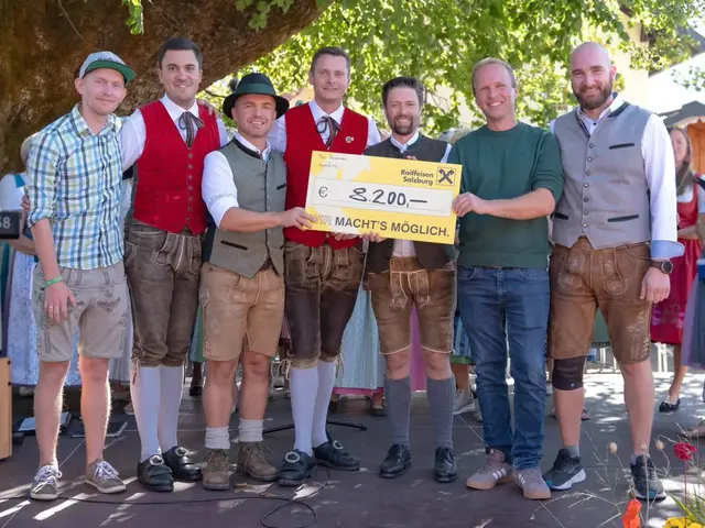 Von links: Franz Brandstätter (Moohill42), Georg Ausweger (TMK Faistenau), Josef Brandstätter (Moohill42), Christian Ebner (TMK Faistenau), Gerald Klaushofer (Bürgermeister Faistenau), Dominik Steinbichler (Salzburger Kinderkrebshilfe) und David Ebner (Krämerwirt).  | Foto: Trachtenmusikkapelle Faistenau 