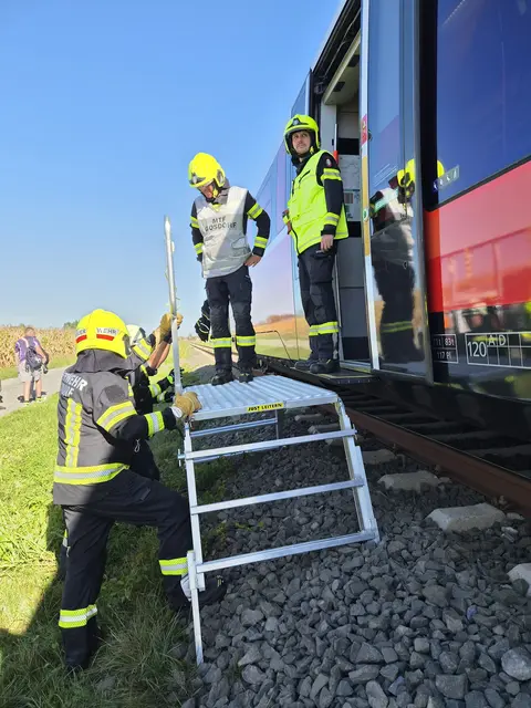 Feuerwehrleute müsste die Fahrgäste nach einem Zwischenfall mit einem Telelader in Gosdorf aus dem Zug evakuieren.
