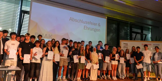 stolze ZertifikatsbesitzerInnen mit Prof. Alexandra Obermair (links) | Foto: BHAK/BHAS/Fachschule für Sozialberufe mit Pflegevorbereitung Schwaz