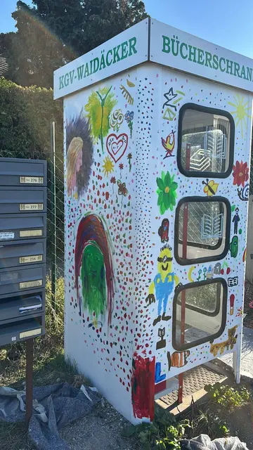 Die beiden Telefonzellen wurden bunt bemalt und sind jetzt besondere Einzelstücke.  | Foto: KGV Waidäcker