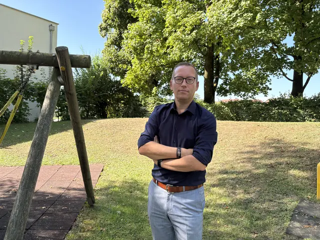 Bürgermeister Georg Djundja im Gespräch mit MeinBezirk in Oberndorf bei Salzburg. | Foto: Emanuel Hasenauer