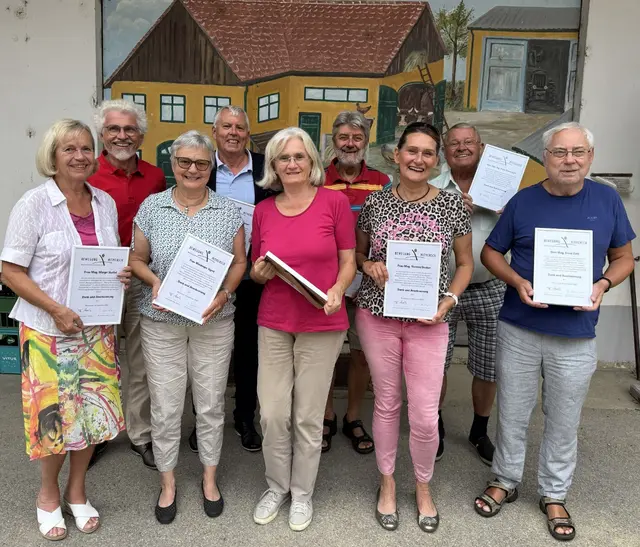 Gemeinsam für Bildung: Die ehrenamtlichen Lehrenden wurden beim Abschluss-Heurigen für ihren langjährigen Einsatz gewürdigt. | Foto: Bewegung Mitmensch