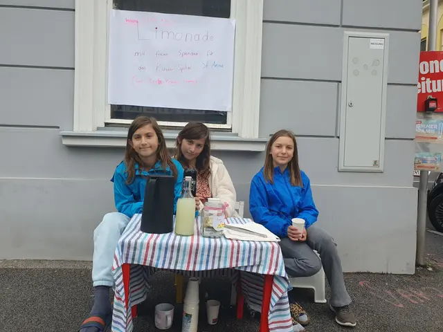 Auch das schlechte Wetter konnte die drei Freundinnen nicht stoppen. Witterungsbedingt gab's auch warme Limonade. | Foto: Privat