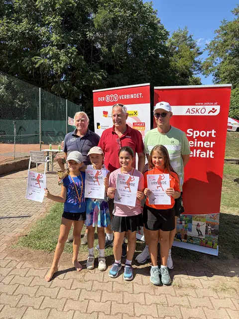 Lokalmatadorin Rebeka Tamasi (2.vL) blieb im Bewerb Girls U9im Round-Robin-Bewerb souverän und freute sich über ihren 1. Landesmeistertitel