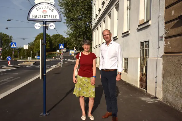 Bezirksvorsteherin Silvia Nossek (Grüne) und Stephan Lewisch, Leiter der betrieblichen Planung bei den Wiener Linien, an der neuen Bushaltestelle „Lazargasse“. | Foto: BV18