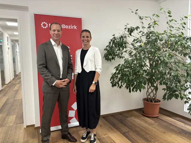 Bildungsdirektorin Bettina Ellinger stattete MeinBezirk einen Besuch ab. Regionalmedien-Tirol-Geschäftsführer Thomas Zerlauth begrüßte die neue Bildungsdirektorin in den Redaktionsräumen. | Foto: MeinBezirk/Rebeiz