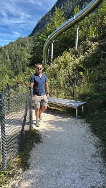 Fabian auf dem Weg zur längsten Röhrenrutsche Westösterreichs.  | Foto: TAURISKA