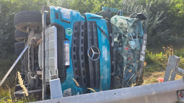 Zunächst musste die Betonmischtrommel entfernt werden, anschließend kam ein Feuerwehrkran zum Einsatz: Die Bergung eines verunglückten Betonmischwagens bei Traismauer erwies sich als aufwendig. | Foto: DOKU-NÖ