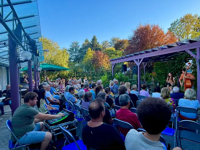 kreuterwiese präsentierte im idyllischen Garten von Angelika Ertl ihr emotional geprägtes Album "gspian"